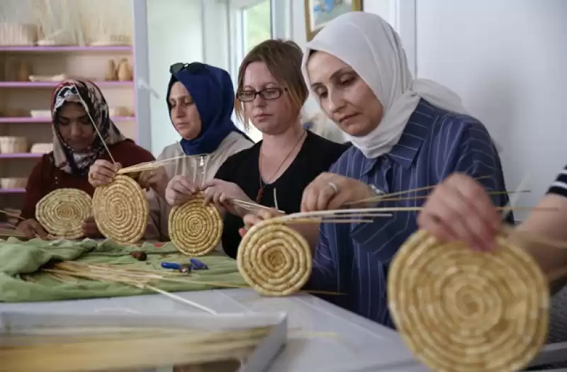 Hatay'da Buğday Sapları Depremzede Kadınların Elinde Dekoratif ürüne Dönüşüyor