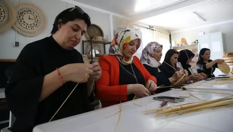 Hatay'da Buğday Sapları Depremzede Kadınların Elinde Dekoratif ürüne Dönüşüyor