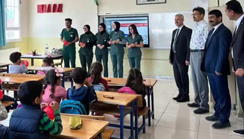 Rektör Veysel Eren'den Aşağıoba Ilkokulu öğrencilerine Ziyaret