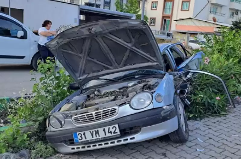 Hatay'da Ambulansla Iki Otomobilin Karıştığı Kazada 3 Kişi Yaralandı