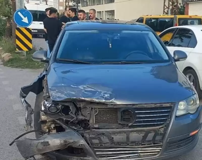 Hatay'da Ambulansla Iki Otomobilin Karıştığı Kazada 3 Kişi Yaralandı