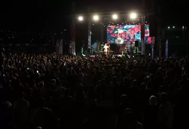 Hatay'da Gençlik Festivali'nde Gülden Konser Verdi