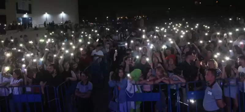 Hatay'da Gençlik Festivali'nde Gülden Konser Verdi