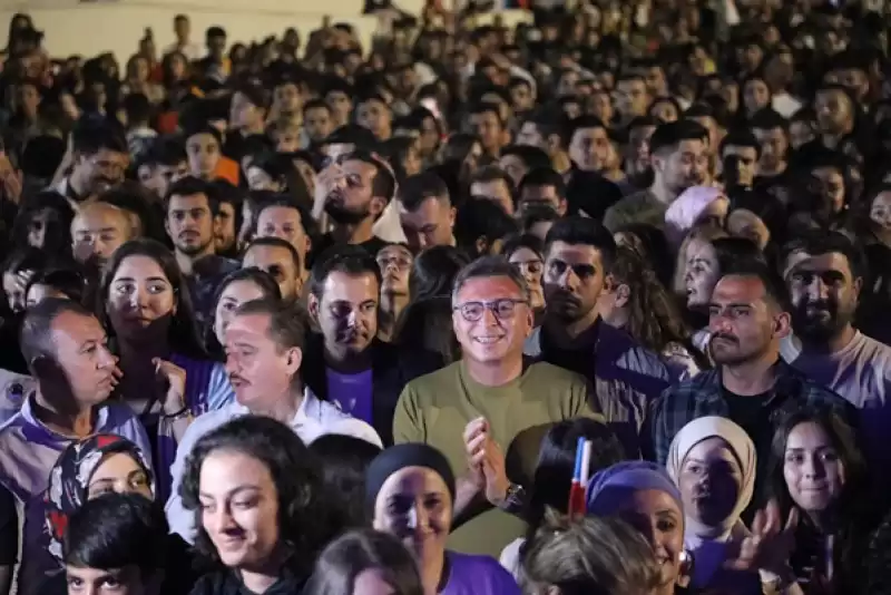 İskenderunda Gençlik Festivali'nde şarkıcı Berkay Konser Verdi