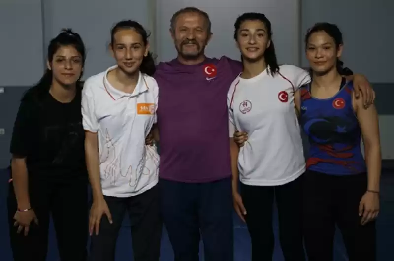 Güreş Antrenörü, Kızıyla Enkazdan çıkmalarını Sağlayan Sporcuları Geleceğe Hazırlıyor