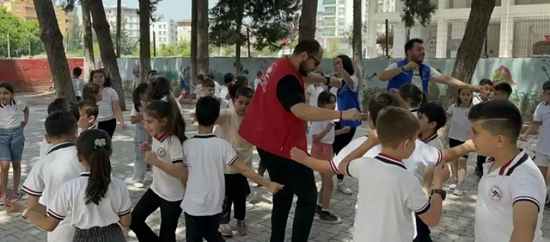 Hatay Dörtyol'da Gençler Ilkokul öğrencileriyle Bir Araya Geldi