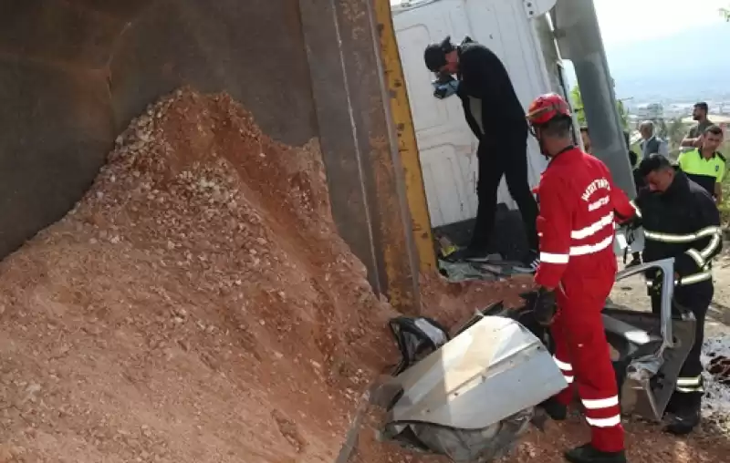 Hatay'da Freni Arızalanan Kamyonun 3 Araca çarpması Sonucu 4 Kişi Yaralandı