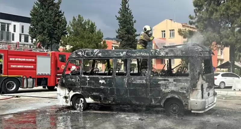 Hatay'da Yangın çıkan Minibüs Kullanılamaz Hale Geldi