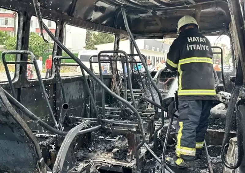 Hatay'da Yangın çıkan Minibüs Kullanılamaz Hale Geldi