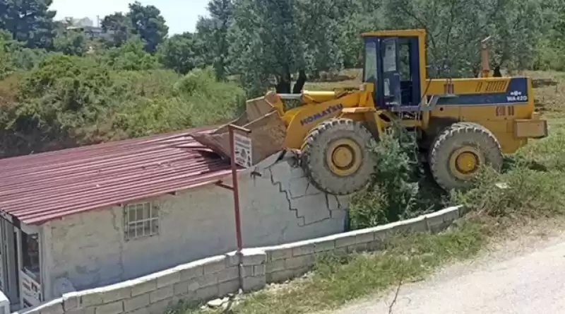 Hızını Alamayan Kepçe Bakkal Dükkanına Daldı