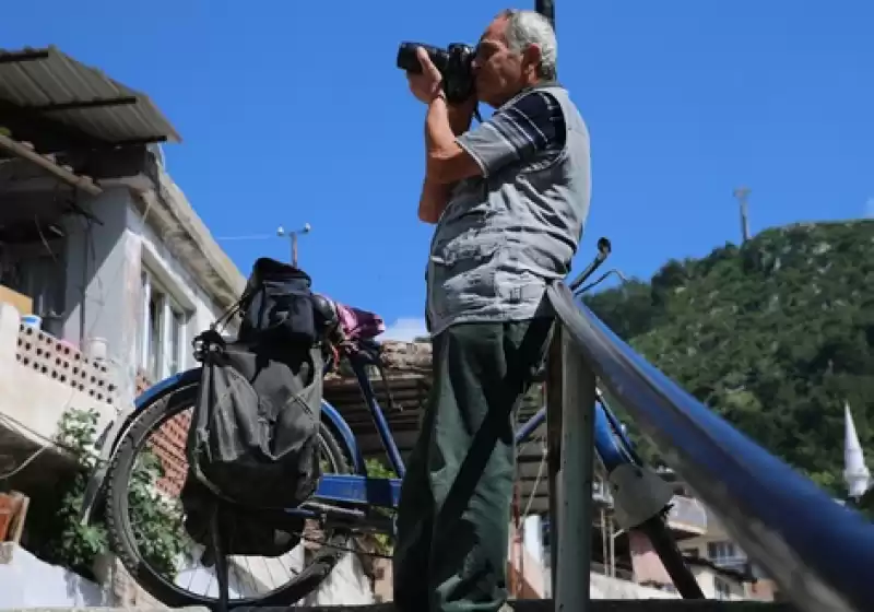 Fotoğraf çekimlerine 54 Yıllık Bisikletiyle Gidiyor