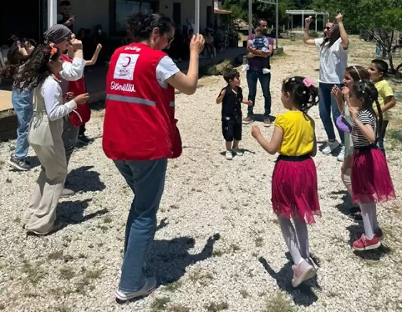 Türk Kızılay Gönüllülerinden Hatay'daki öğrencilere Kıyafet Desteği 