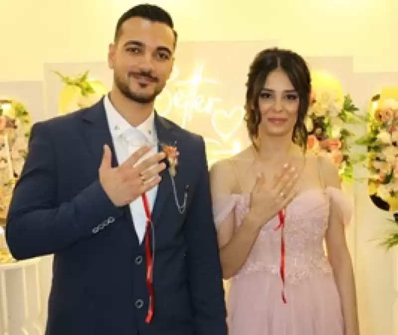 Ebru&Mithat’ın Nişan Yüzükleri Takıldı