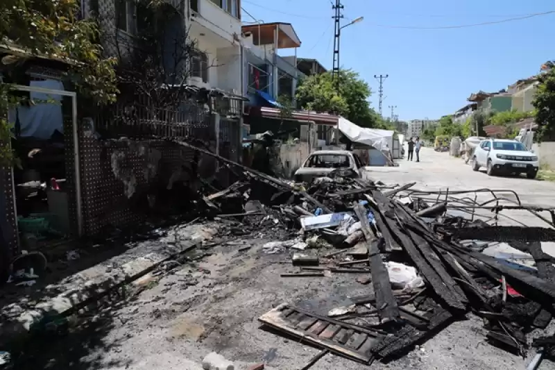 Hatay'da Sokaktaki Hurdalarda Başlayan Yangın Apartmana Ve Otomobile Sıçradı