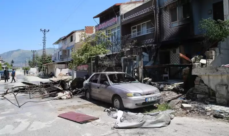 Hatay'da Sokaktaki Hurdalarda Başlayan Yangın Apartmana Ve Otomobile Sıçradı