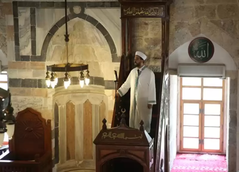 Ney Imal Eden Hataylı Imam, Tarihi Caminin Avlusunda Dinleti Sunuyor