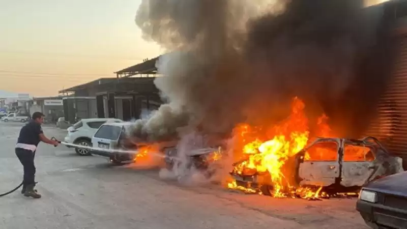 Hatay'da Park Halindeki 5 Otomobil Yandı