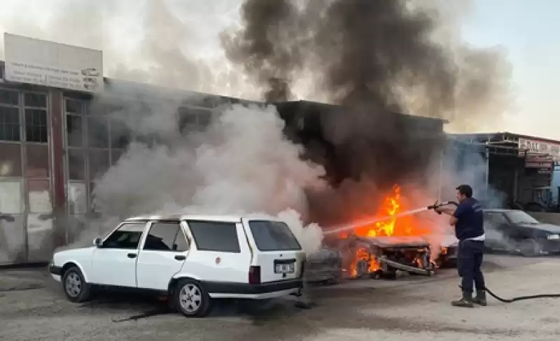 Hatay'da Park Halindeki 5 Otomobil Yandı