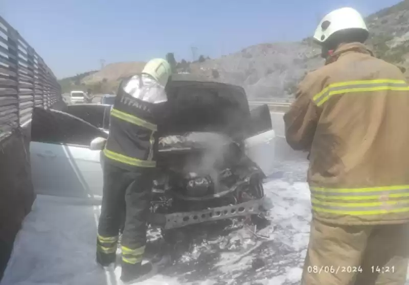 Hatay'da Seyir Halindeki Otomobil Yandı