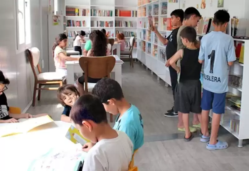 Hatay'da Konteyner Kente Kurulan Kütüphane Yaklaşık 2 Bin Kitapla Donatıldı