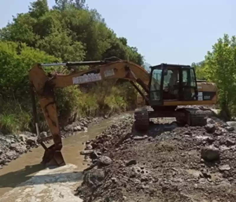 HBB İlaçlama çalışmalarına Paralel Dereleri Temizliyor