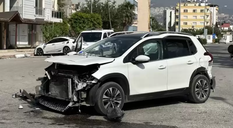 İskenderun'da Zincirleme Trafik Kazasında 3 Kişi Yaralandı
