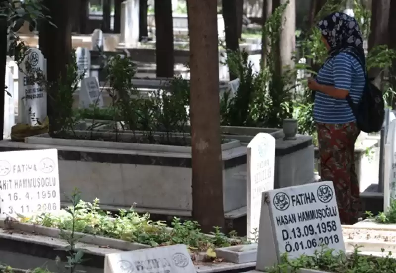 Depremlerden Etkilenen Hatay Da Mezarlıklar Ziyaret Edildi