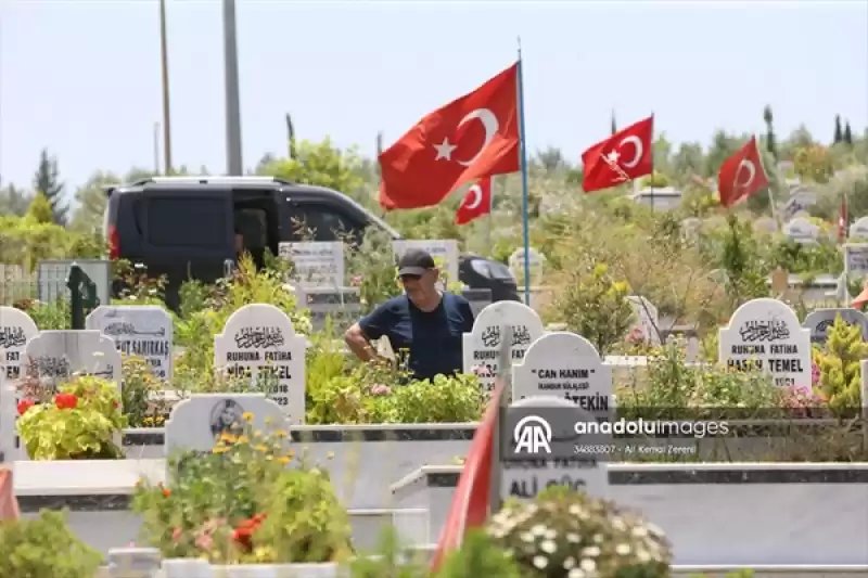 Depremlerden Etkilenen Hatay Da Mezarlıklar Ziyaret Edildi