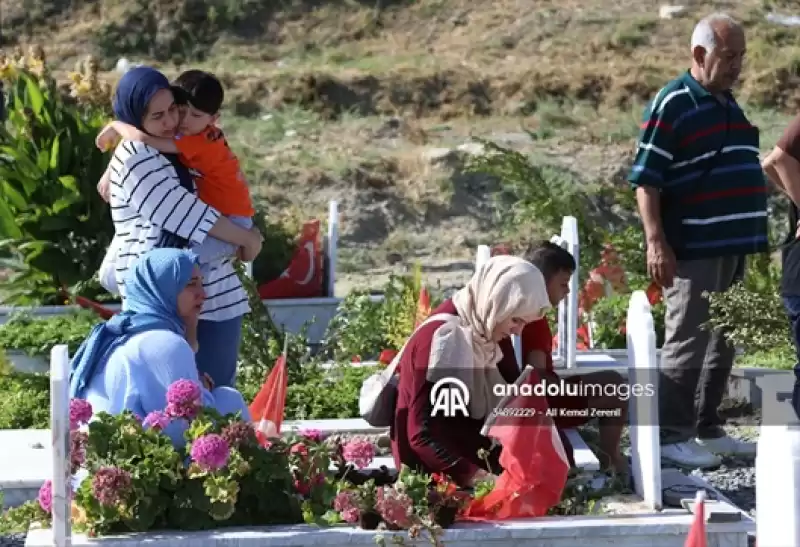 Depremlerden Etkilenen Hatay'da Mezarlıklar Ziyaret Edildi