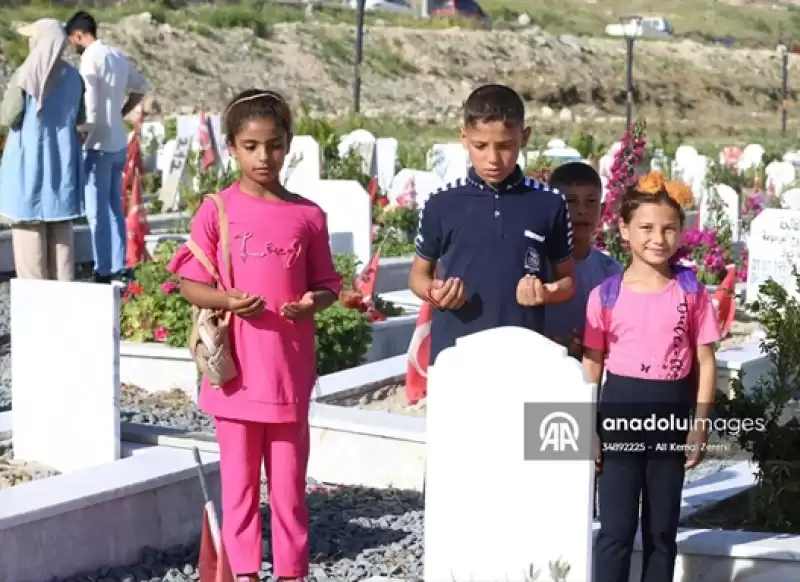 Depremlerden Etkilenen Hatay'da Mezarlıklar Ziyaret Edildi