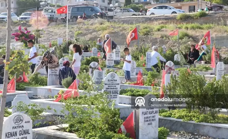 Depremlerden Etkilenen Hatay'da Mezarlıklar Ziyaret Edildi