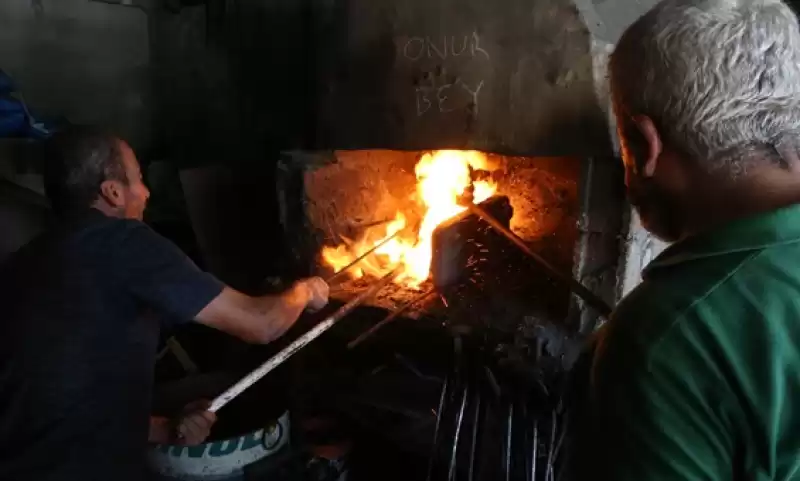 Hatay'da Demirci Ustaları Bayramda Kepenklerini Kelle ütmek Için Açtı