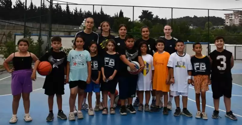 Kadın Basketbolcular, Hatay Basketköy'de Depremzede çocuklarla Buluştu