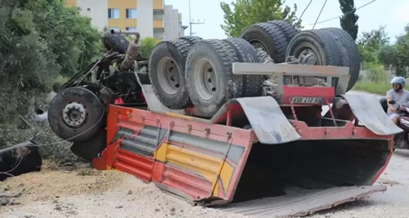 Defne'de Devrilen Hafriyat Kamyonunun Sürücüsü Yaralandı