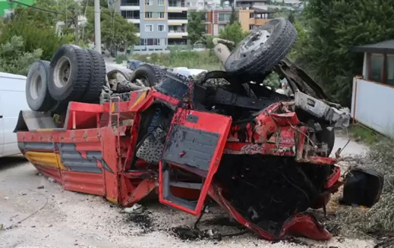 Defne'de Devrilen Hafriyat Kamyonunun Sürücüsü Yaralandı