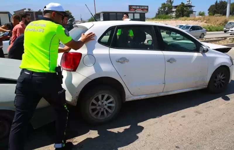 Hatay'da Zincirleme Trafik Kazasında 4 Araçta Hasar Oluştu