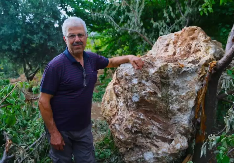 Hatay'da Dağdan Kopan Kaya Parçası Evin Bahçesine Düştü