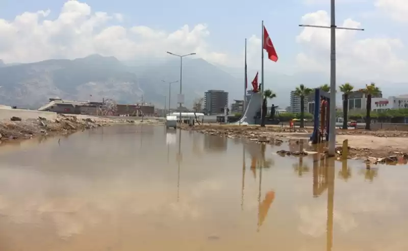 İskenderun’da Sağanak Ve Kuvvetli Rüzgar Etkili Oldu