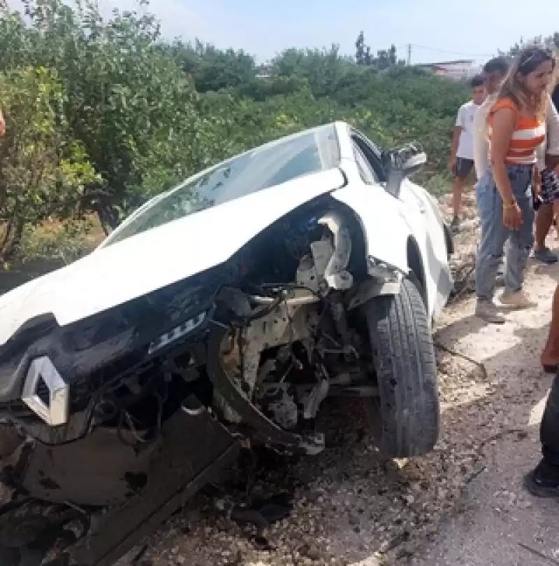 Hatay'da 2 Otomobilin çarpıştığı Kazada 3 Kişi Yaralandı
