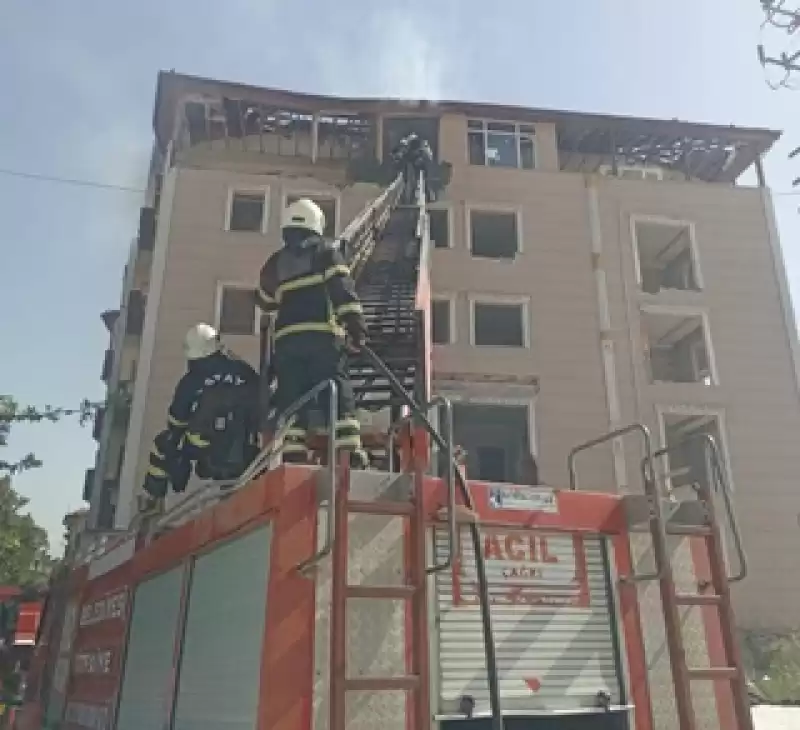 Hatay'da Ağır Hasarlı Binanın çatısında çıkan Yangın Söndürüldü