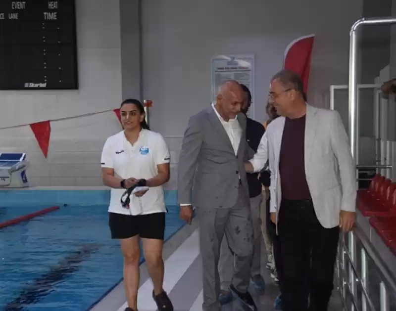 Başkan Yapar, Sümeyye Boyacı Yüzme Havuzunda Kurs Gören Sporcularla Bir Araya Geldi