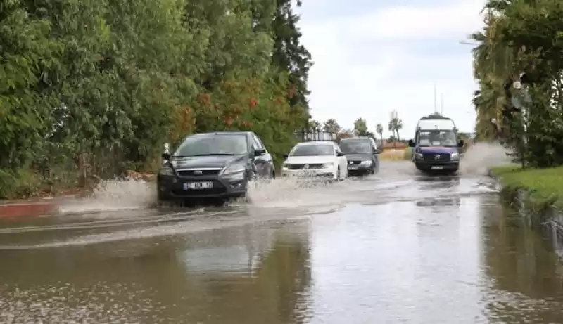 Hatay' İskenderun Da Sağanak Etkili Oldu