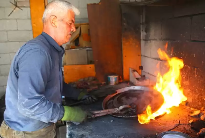 Dede Mesleği Kalaycılığı Sürdürebilmek Için Kendi çabasıyla Iş Yeri Inşa Etti