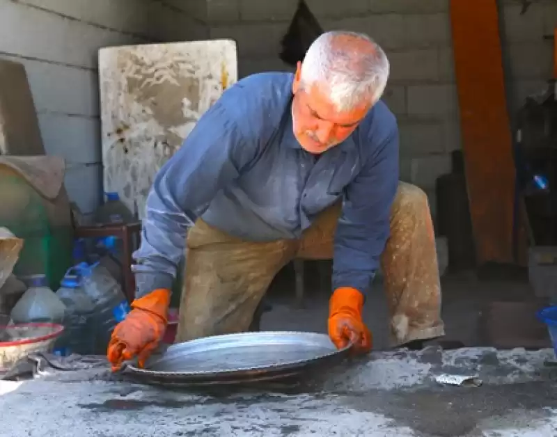 Dede Mesleği Kalaycılığı Sürdürebilmek Için Kendi çabasıyla Iş Yeri Inşa Etti