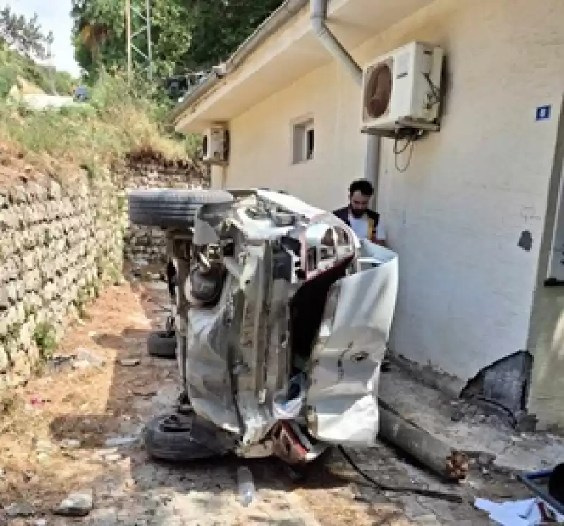 Hatay'da Aile Sağlığı Merkezinin Bahçesine Devrilen Otomobildeki 4 Kişi Yaralandı 