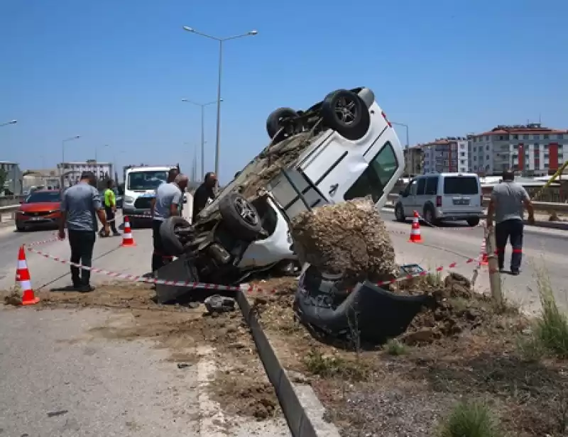 Hatay'da Aydınlatma Direğine çarpan Hafif Ticari Araçtaki 3 Kişi Yaralandı