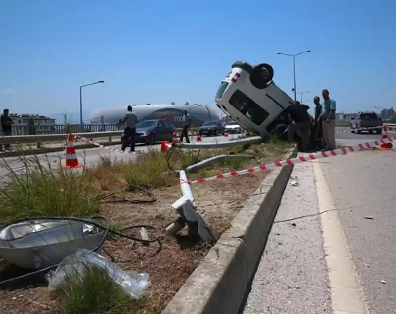 Hatay'da Aydınlatma Direğine çarpan Hafif Ticari Araçtaki 3 Kişi Yaralandı