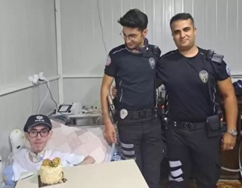 Hatay'da Polisten Kas Hastası Depremzede Gence Doğum Günü Sürprizi