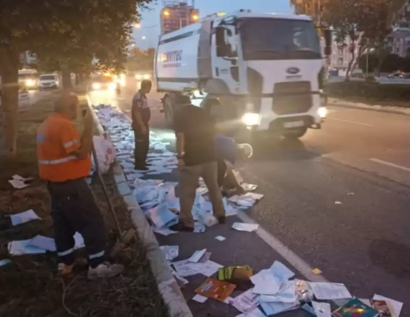 Kamyondan Dökülen Kitaplar Yolu Kapladı, Trafiği Aksattı!