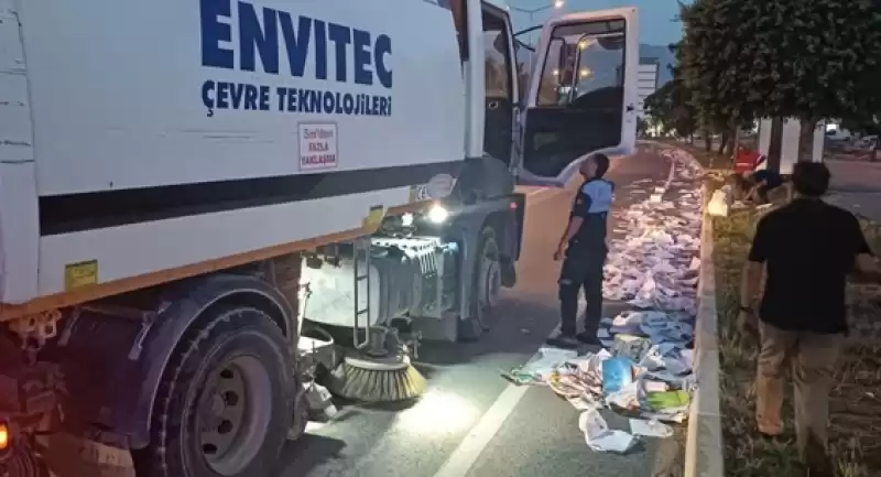 Kamyondan Dökülen Kitaplar Yolu Kapladı, Trafiği Aksattı!